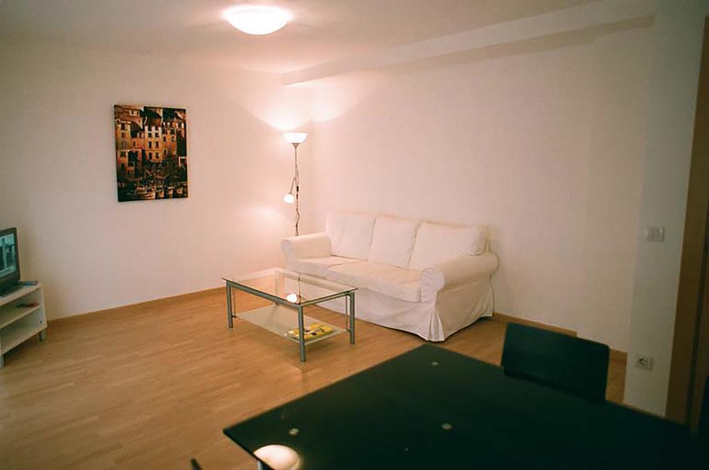 Apartamentos Auhabitat Zaragoza, edificio de apartamentos turísticos con facilidad de parking Quarto foto