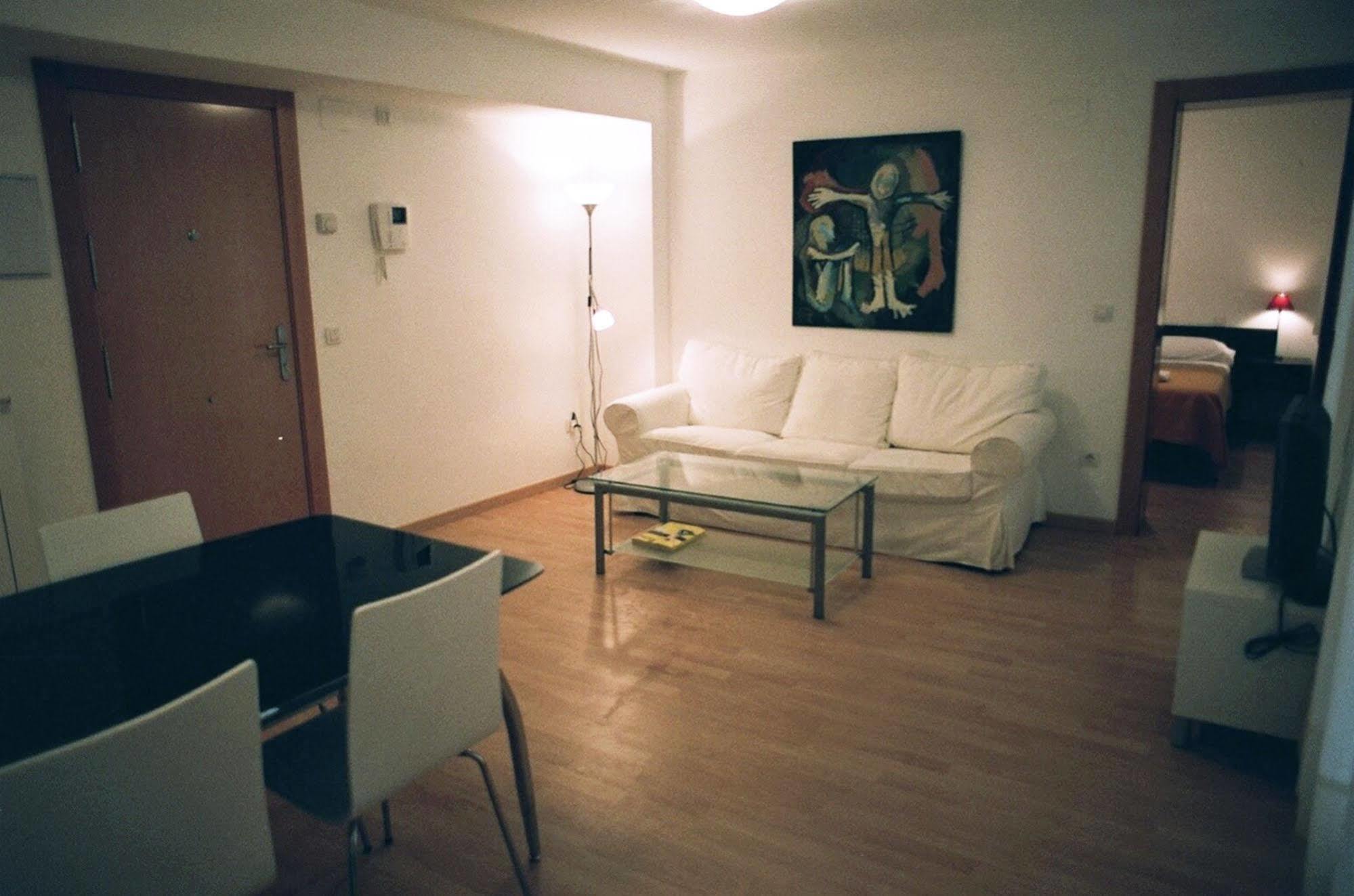 Apartamentos Auhabitat Zaragoza, edificio de apartamentos turísticos con facilidad de parking Quarto foto