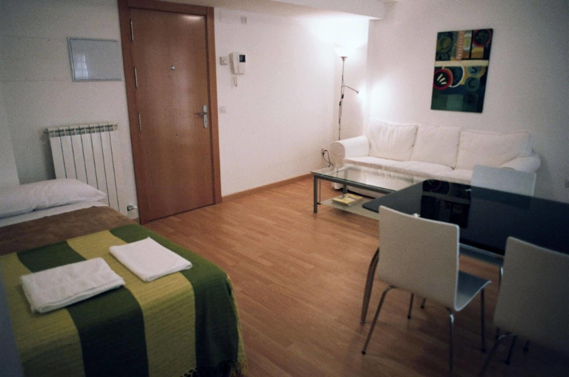 Apartamentos Auhabitat Zaragoza, edificio de apartamentos turísticos con facilidad de parking Exterior foto